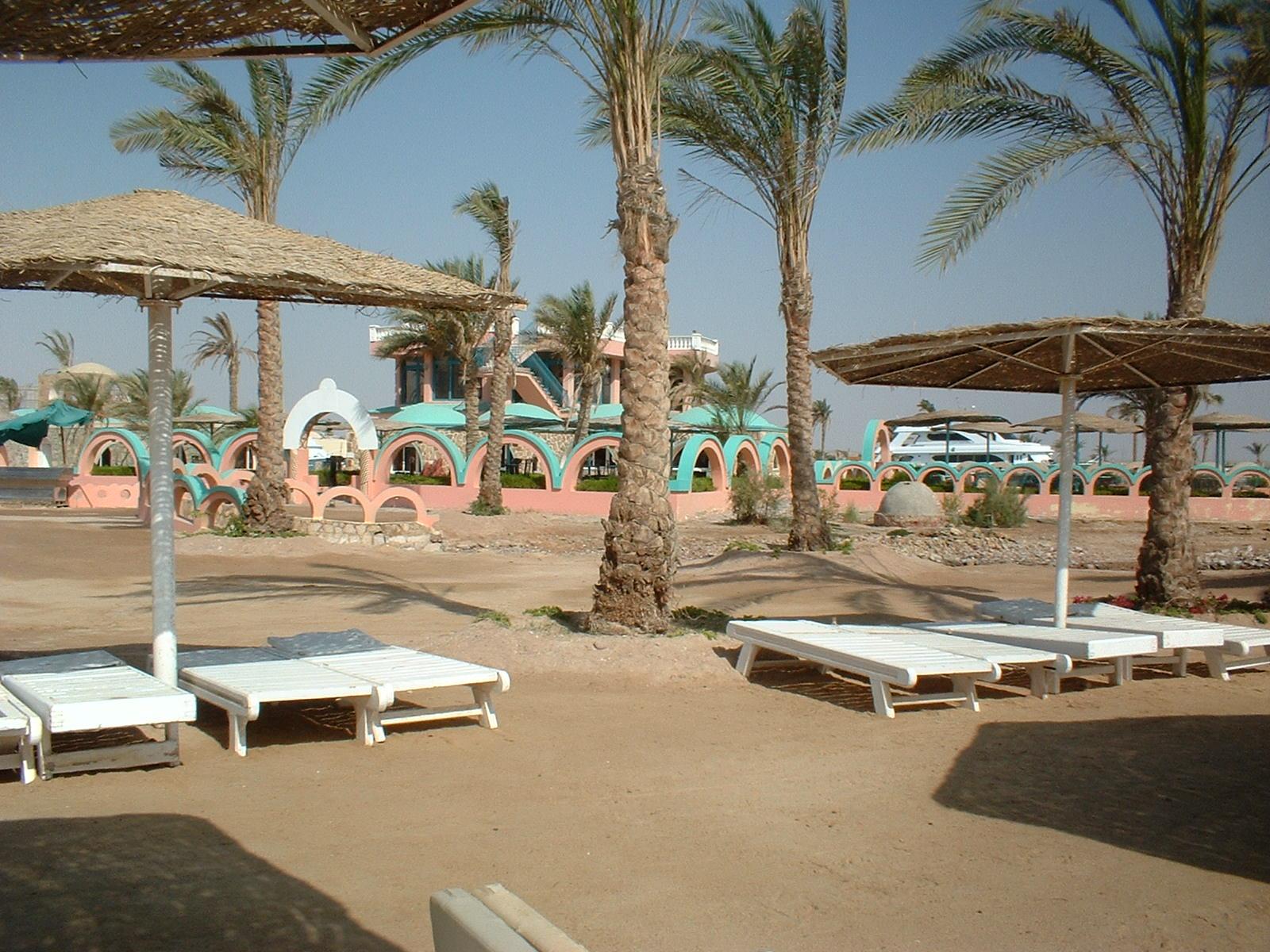 Der Hotelstrand mit Fischrestaurant und Hafenausfahrt Der Hotelstrand mit Fischrestaurant und Hafenausfahrt