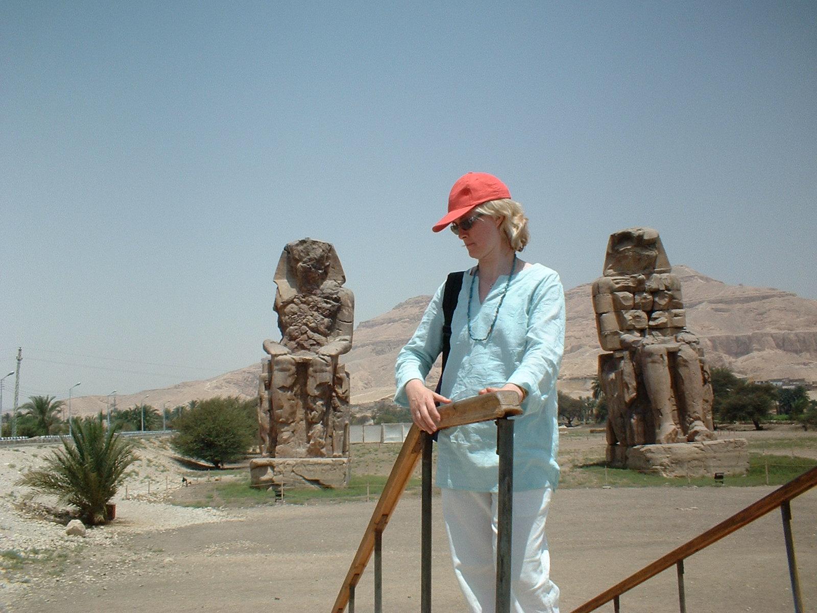 Die Memmonskolosse (im Hintergrund) gegenüber von Luxor Die Memmonskolosse (im Hintergrund) gegenüber von Luxor