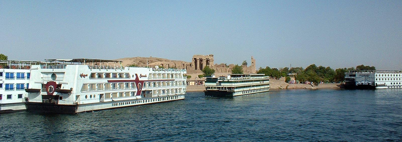 Die Tempelanlage in Kom Ombo vom Schiff aus Die Tempelanlage in Kom Ombo vom Schiff aus