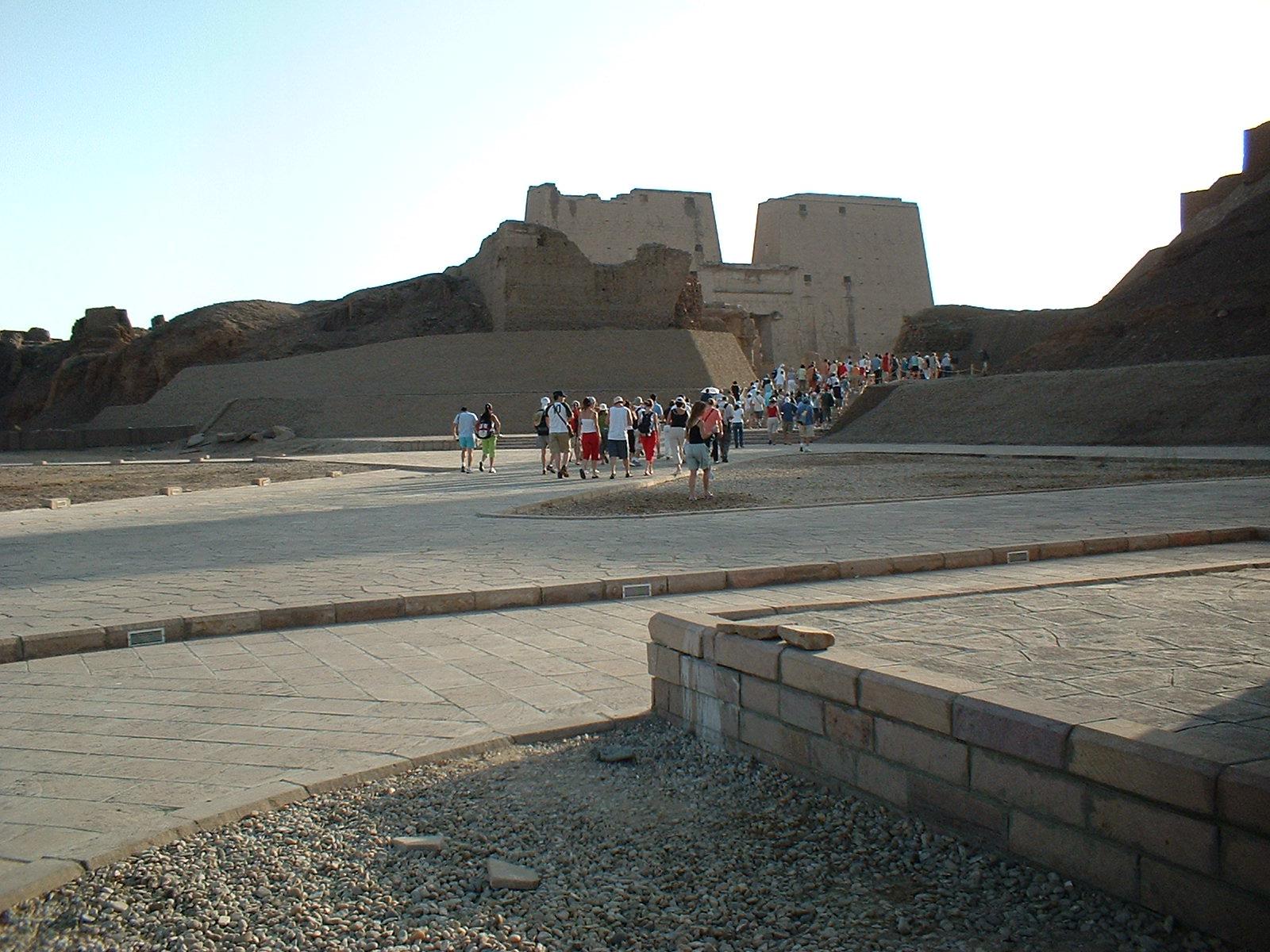 Auf dem Weg zum Horus Tempel Auf dem Weg zum Horus Tempel