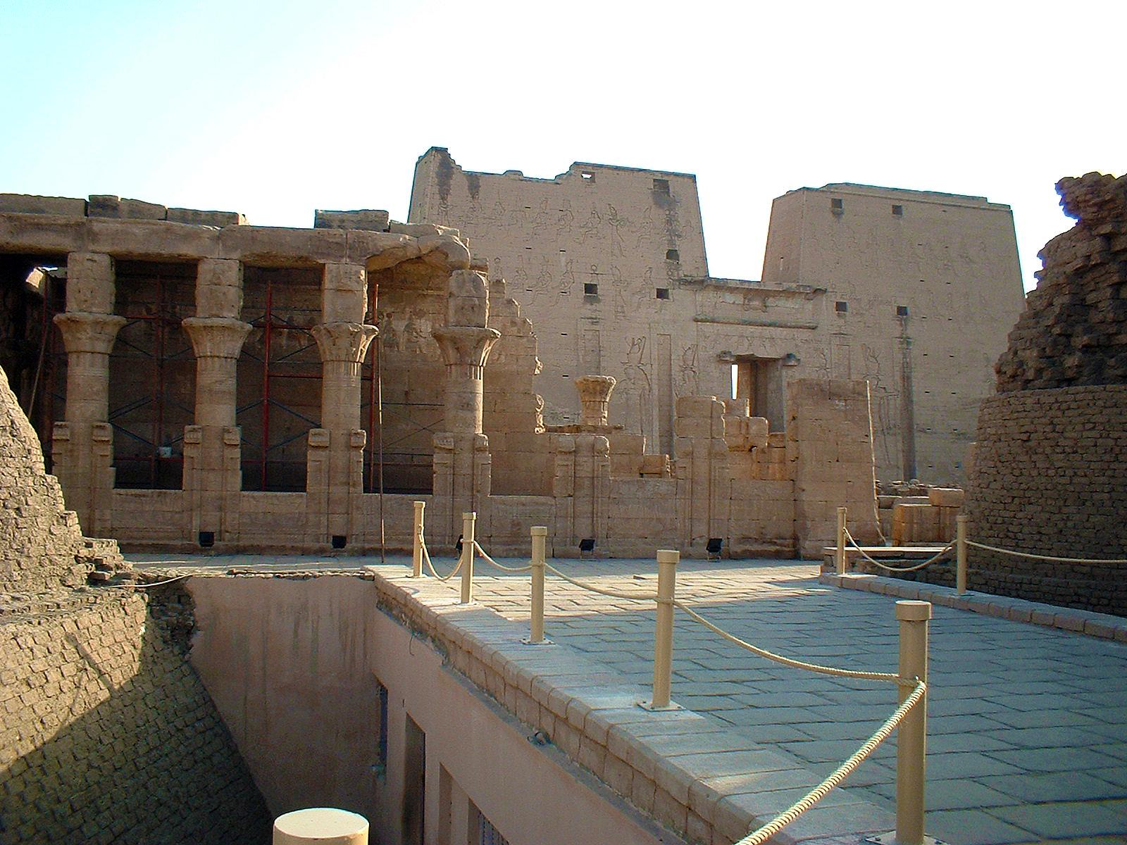 Der Horus Tempel von Edfu. Er wurde am 05.12.57 v. Chr. fertiggestellt Der Horus Tempel von Edfu. Er wurde am 05.12.57 v. Chr. fertiggestellt