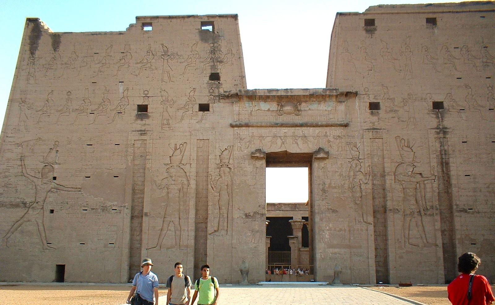 Das Eingangstor zum Tempel von vorne Das Eingangstor zum Tempel von vorne