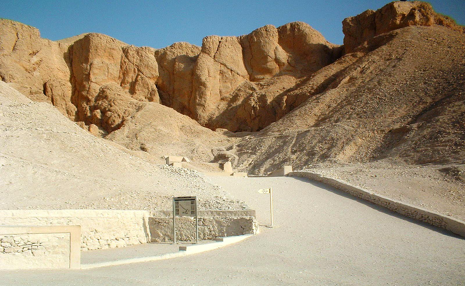 Das Tal der Könige bei der Hitze total ohne Schatten Das Tal der Könige bei der Hitze total ohne Schatten